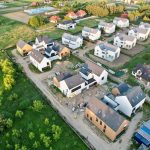 Ogrodzenie posesji — betonowe, metalowe, żywopłot — co wybrać?