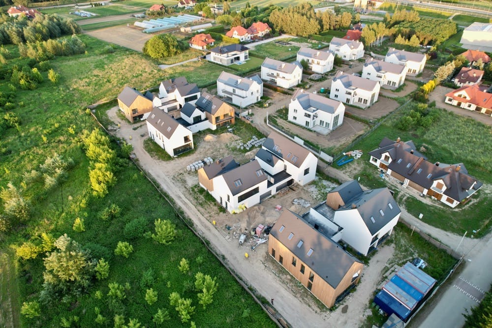 Nowoczesne osiedle domów jednorodzinnych z różnymi materiałami elewacyjnymi