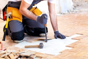 Schody wewnętrzne — drewniane, metalowe, betonowe — materiały i ceny Układanie podłogi w sypialni — wybór wykładziny lub paneli